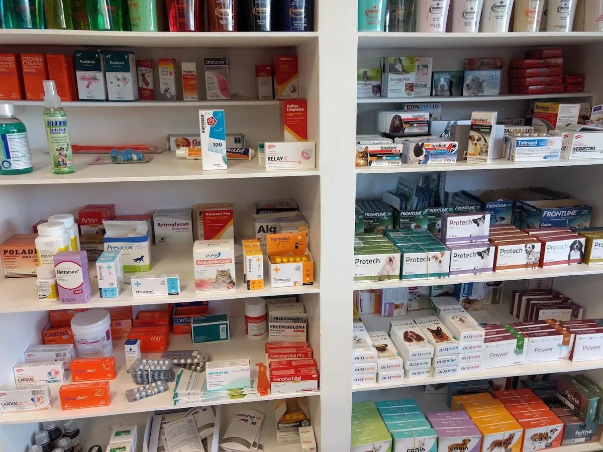 Estantes de la farmacia con remedios y antiparasitarios para perros y gatos