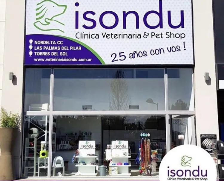 Frente de Isondu, con el cartel violeta y verde sobre la vidriera