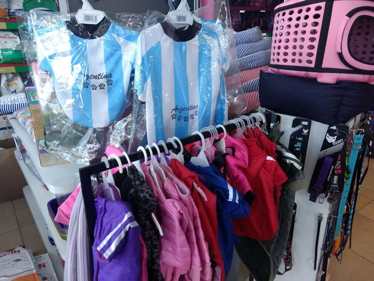 Percheros con abrigos para perros, camisetas de Argentina y correas
